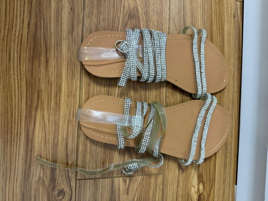 Sandale noi  elegante.    .