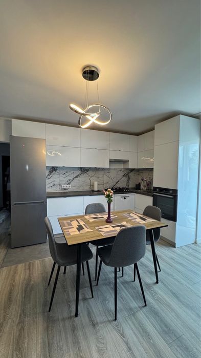 Dau în chirie apartament 2 camere lux