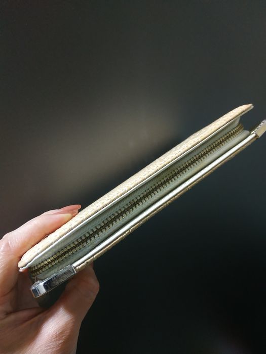 Кошелек бежевого цвета.