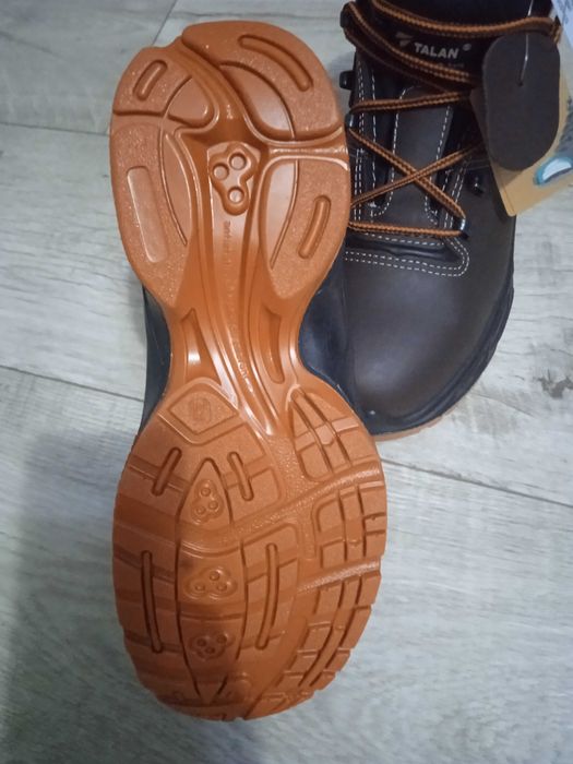 Продам защитную обувь