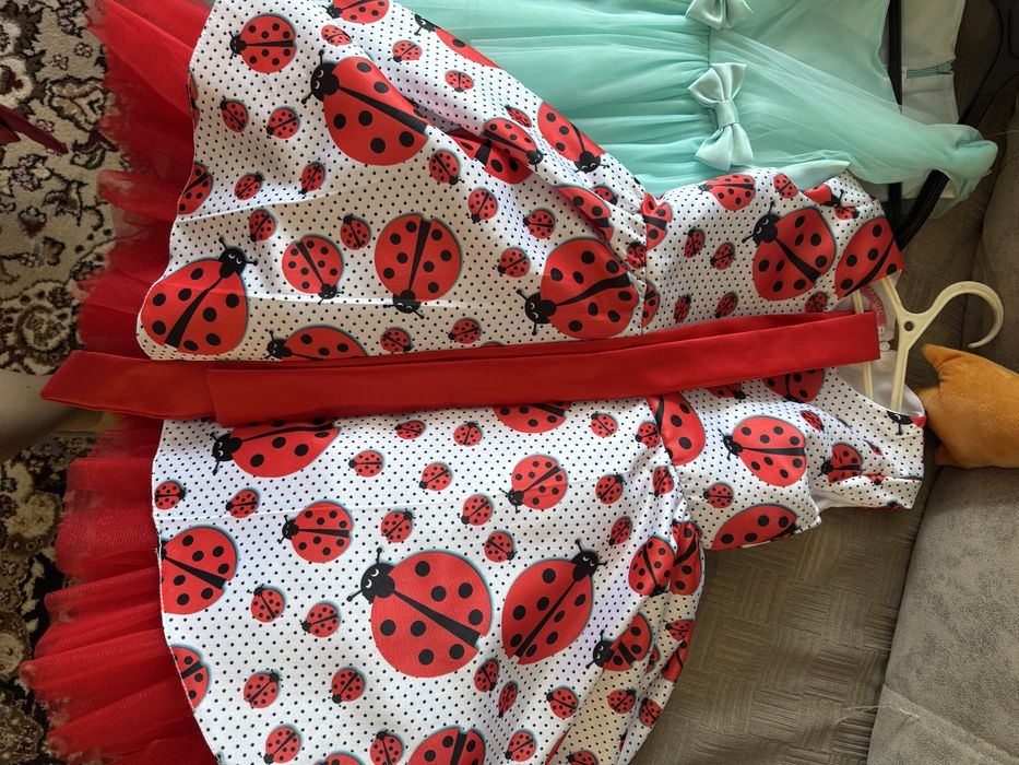 Платье нарядное.