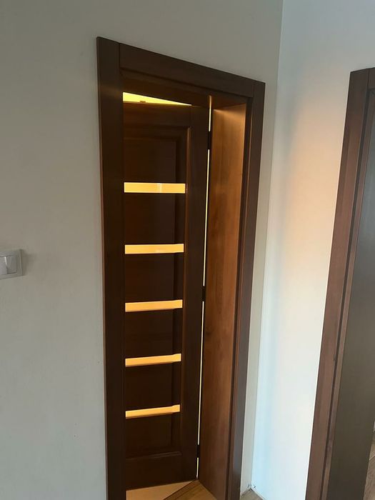 Usa lemn masiv cu sticla