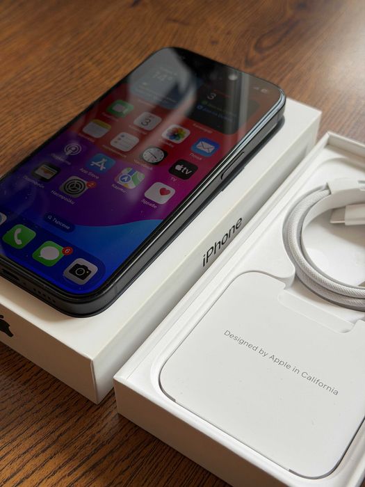 iPhone 15 256GB – Отлично състояние + много аксесоари