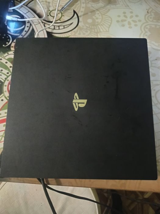 Vand PS 4 pro, motivul vânzări este nefolosirea.