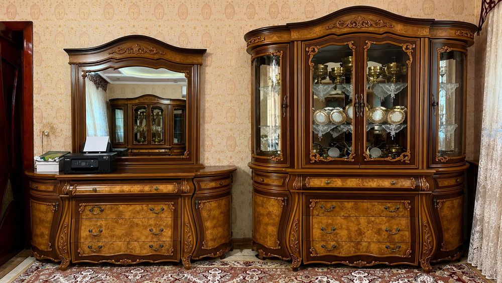 Продаётся мебель для гостиной — витрина и комод с зеркалом