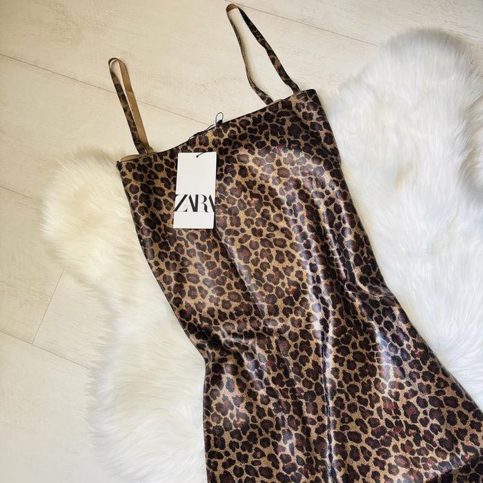 Рокля Zara с фолиев ефект