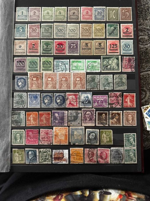 пощенски марки и класьори