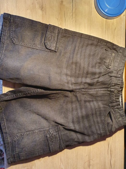 Pantaloni scurți largi stil cargo