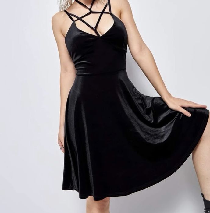 Vând rochițe de catifea in stil gotic