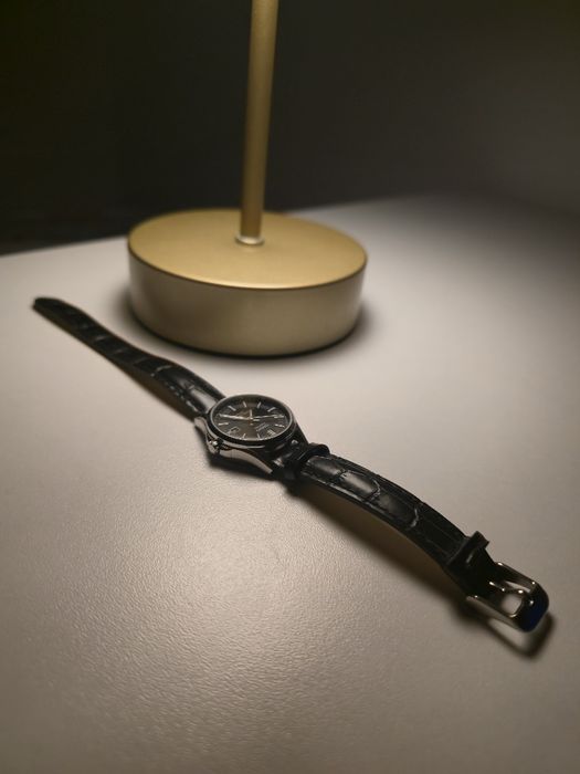 Ceas Casio cu curea de piele si sticla din safir