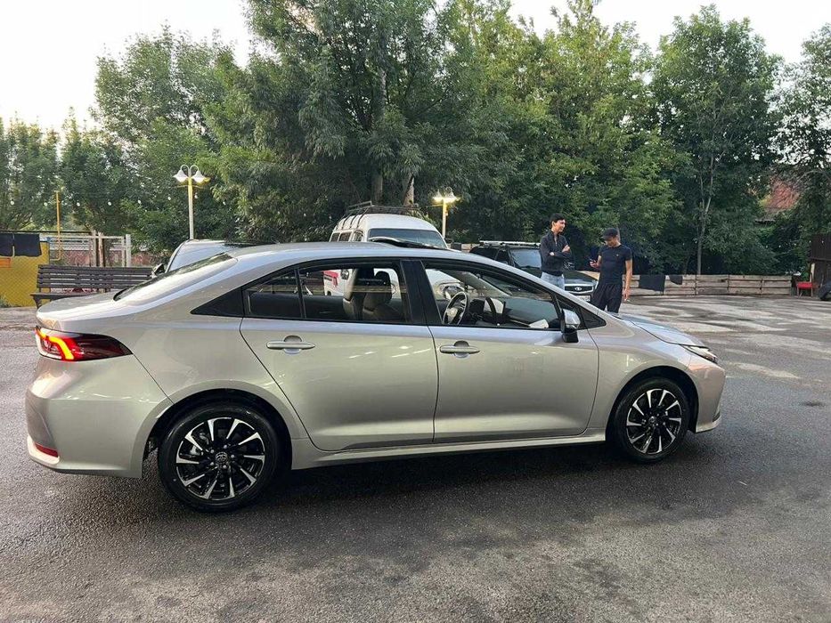 Шикарная toyota corolla гибрид 2026