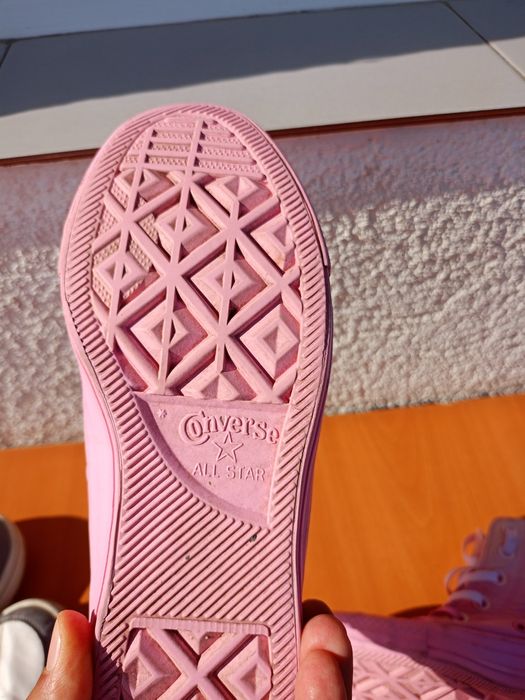 Vând tenesi Convers,produs de calitate superioara mărimea 37.