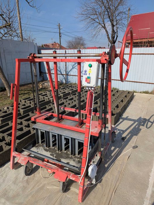 Urgent Vibropresa / masina  boltari cu 2 matrite