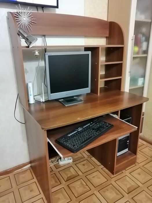 Стол компьютерный в хорошем состоянии