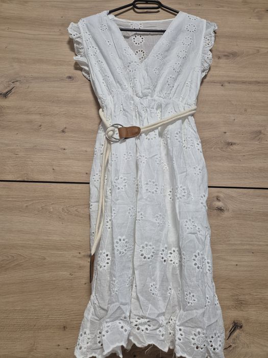 Бяла рокличка с колан