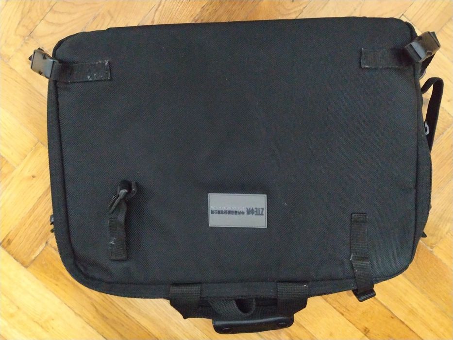 Geanta laptop zte cu doua compartimente și mai multe buzunare ca noua.