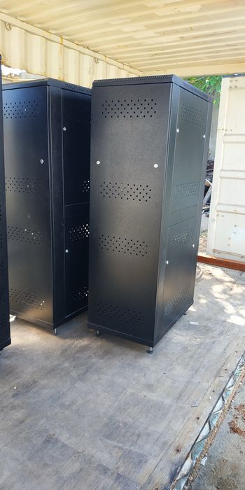 42U.  600x600 серверный шкаф
