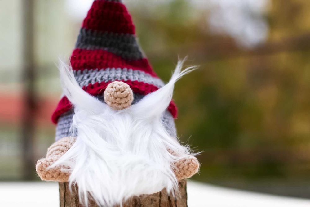 Figurina crosetata gnom de Craciun. Opritor de usa. Cadou handmade