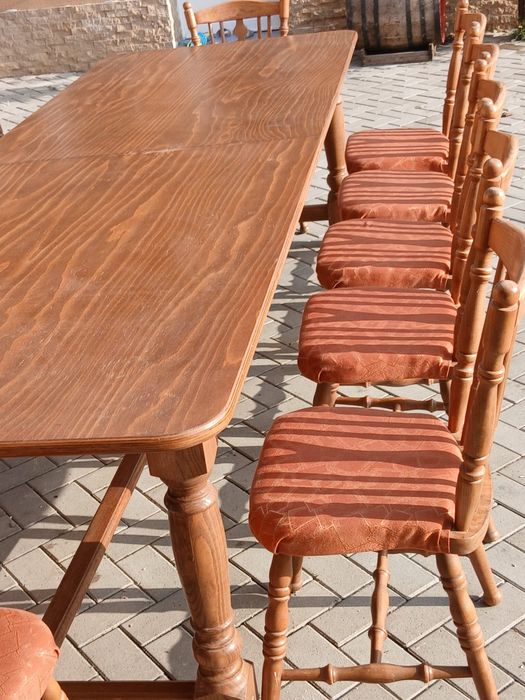 Masă și scaune din lemn masiv