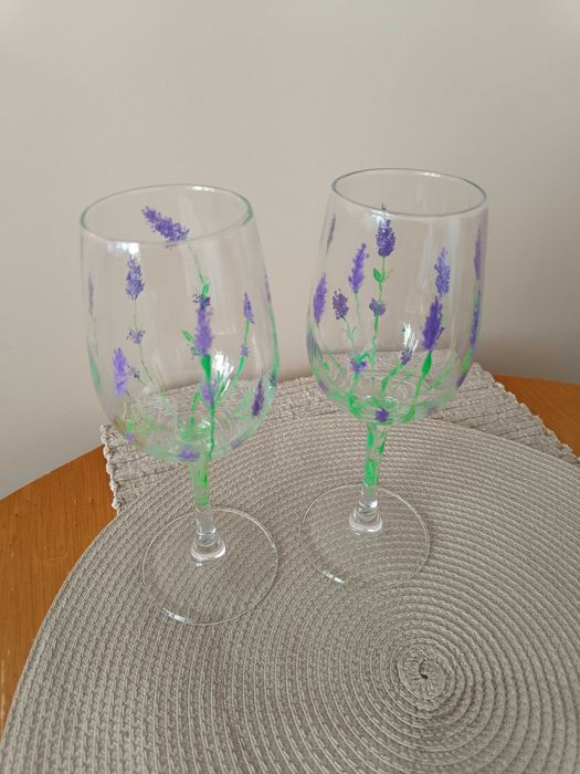 Ръчно рисувани чаши за вино