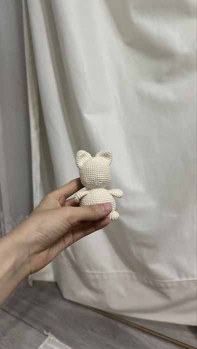 Вязаная из 100% хлопка игрушка кошка