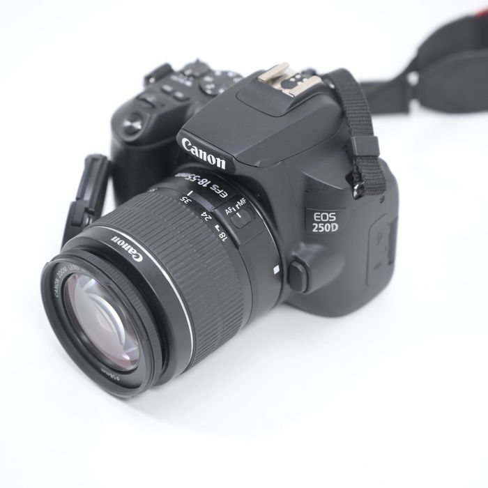 Canon EOS 250D + Obiectiv 18-55 mm