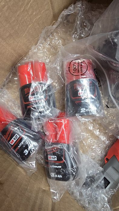 Milwaukee,,acumulatori 12V/3Ah și 18V/5Ah NOI