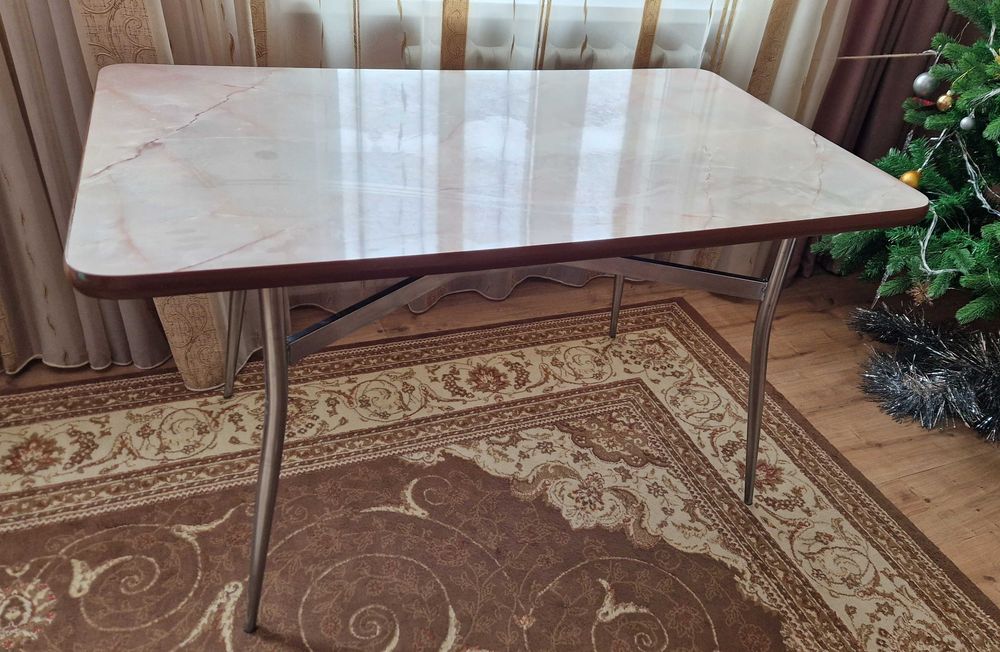 Продам кухонный стол