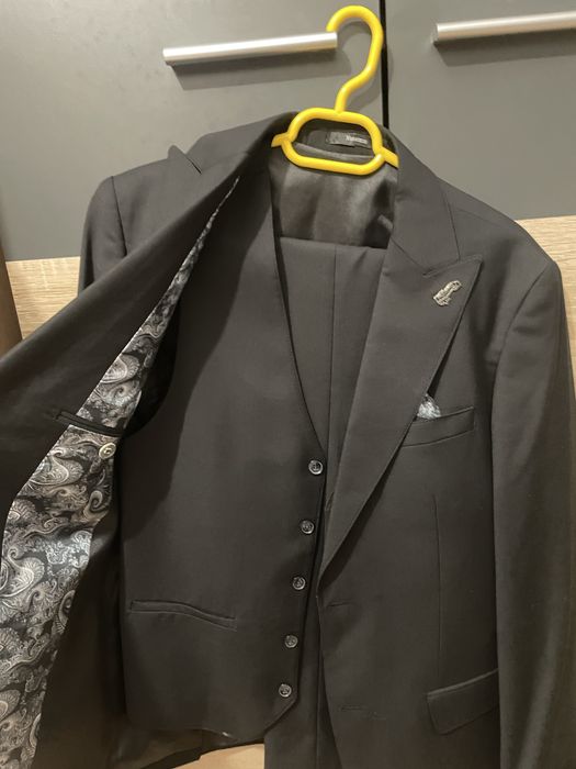 Vand costum negru