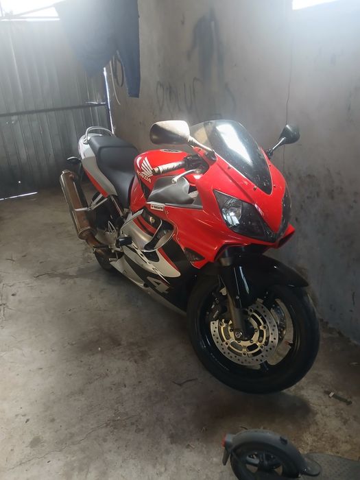 Honda cbr f4i. In
