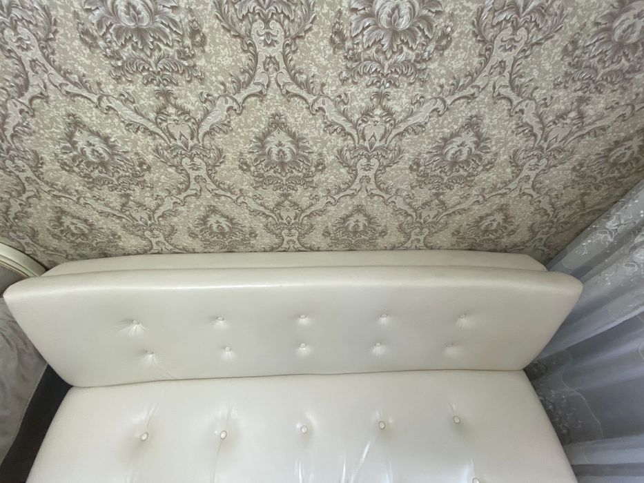 Диван кожанный в отличном состоянии