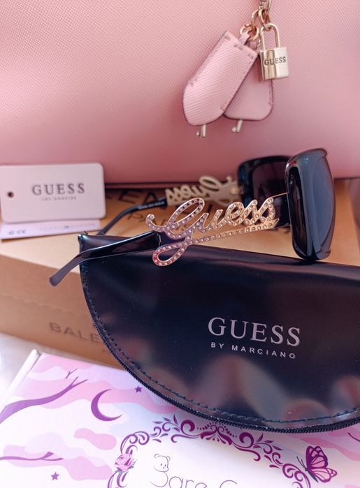 Ефектни слънчеви очила Guess с камъни