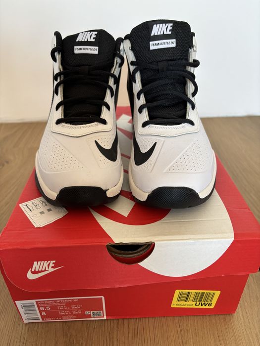 Adidasi Nike Team Hustle D7 38.5