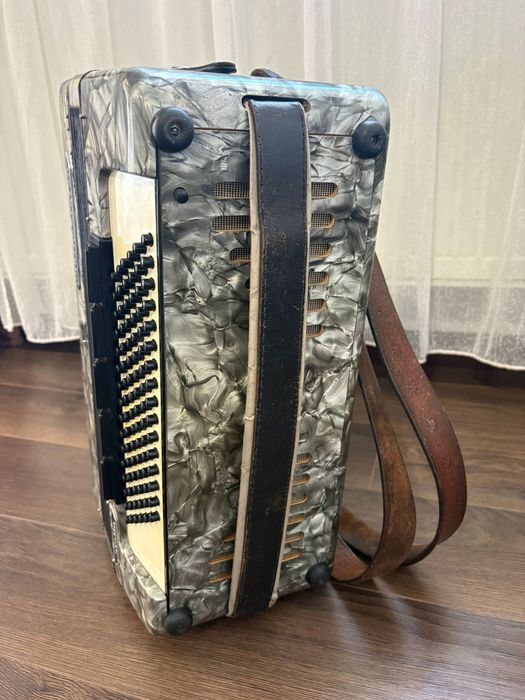 Acordeon Weltmeister Stella cu 96 de basi ton de orga