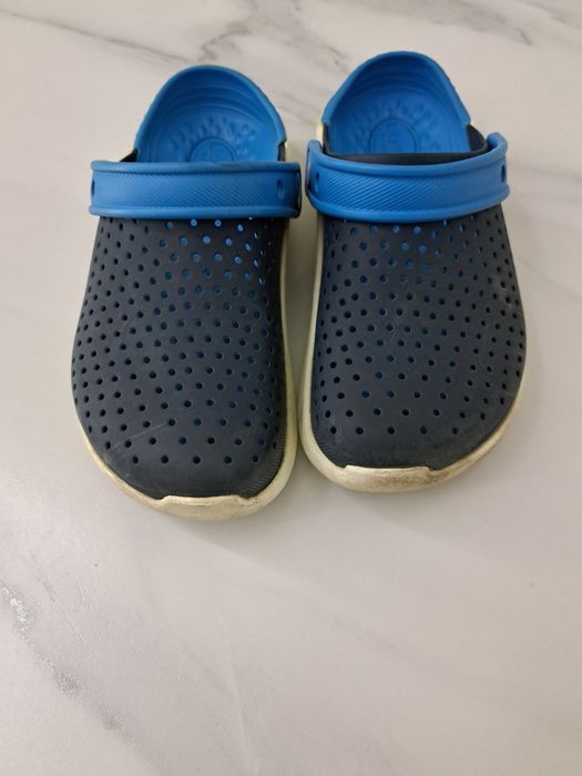 Продам 2 пара crocs .кроксий детский