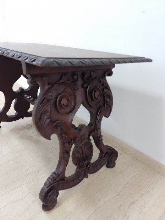 Masa living superbă  din lemn de mahon sculptata  integral manual , dimensiuni 105 cm lungime,56 cm lățime ,70 cm h