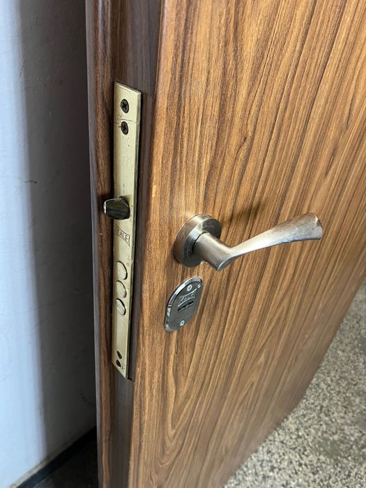 Здрава външна врата