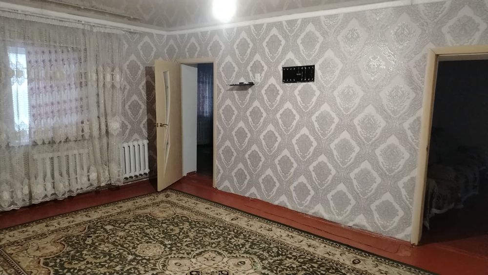 4 бөлмелі жер үй бір аулада орналасқан.