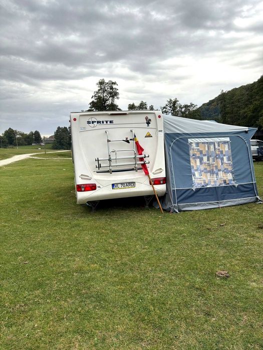 Rulotă Sprite Cirrus, an 2001, ideală pentru camping off-grid.