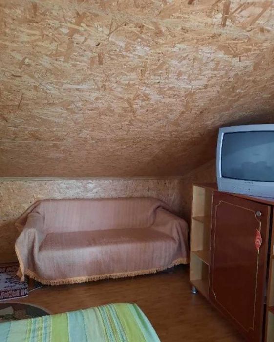 Caut  chirias ! >inchirez o camera la casa, dispune de baie si bucatarie !