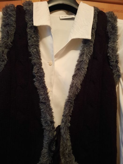 Eleganta vesta dama tricotata cu ornament tip blanita marimea 38