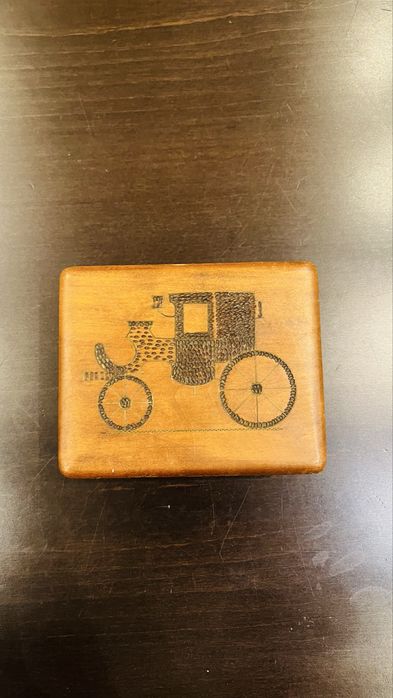 Антикварна дървена кутия