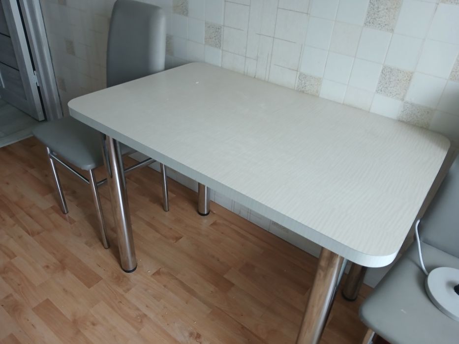 Кухонный стол со стульями