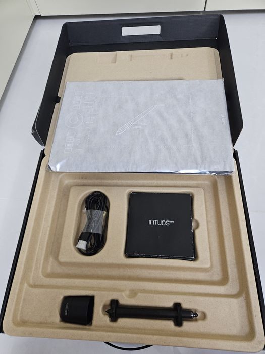 Tableta grafica Wacom Intuos Pro marimea M