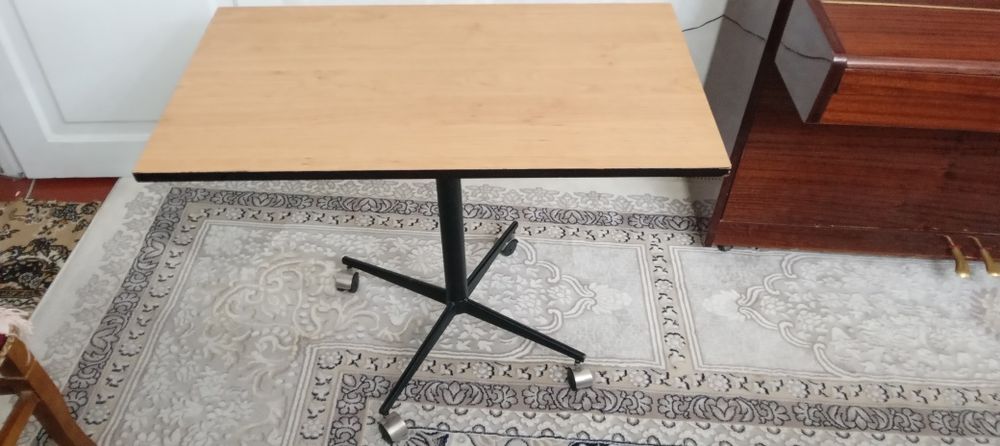 Подставка для телевизора или под музыкальной центр.