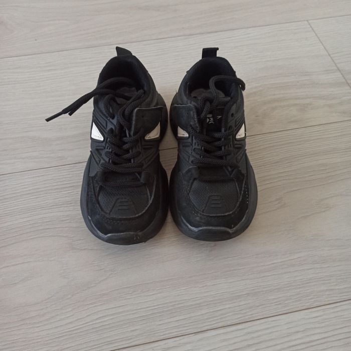 Продам кроссовки размер 28