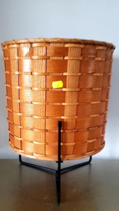 Coșuri vechi  din nuiele împletite