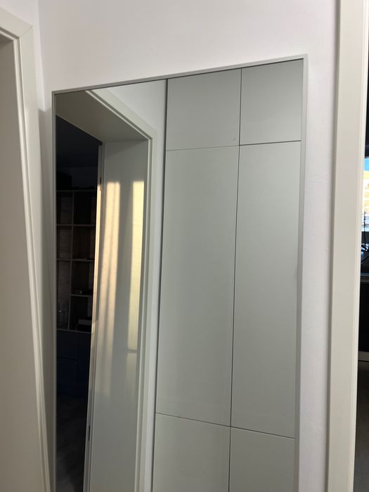 Vând oglindă mare de perete, design modern și elegant.