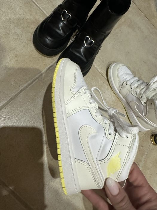 Два чифта момичешки обувки