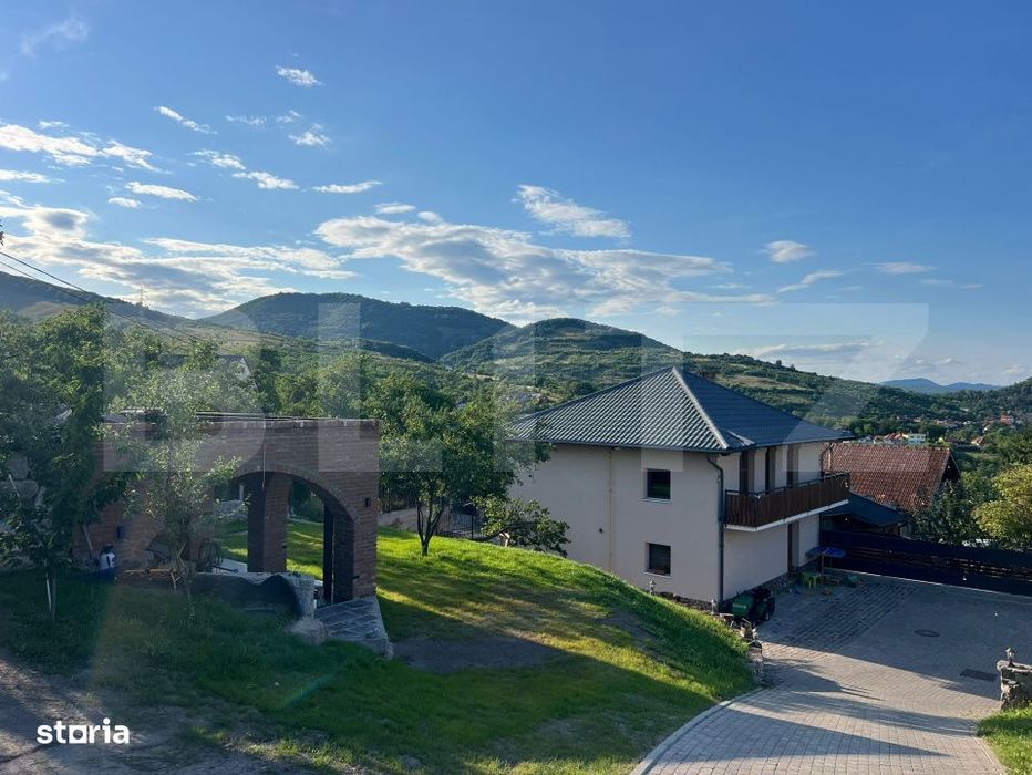 Casa superba cu etaj zona retrasa